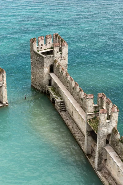 Średniowieczny zamek Scaliger w starym mieście Sirmione nad jeziorem Lago di Garda. Włochy. — Zdjęcie stockowe