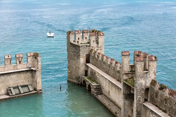 Średniowieczny zamek Scaliger w starym mieście Sirmione nad jeziorem Lago di Garda. Włochy. — Zdjęcie stockowe