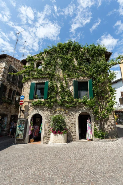 Gamla hus täckt av murgröna i Sirmione — Stockfoto