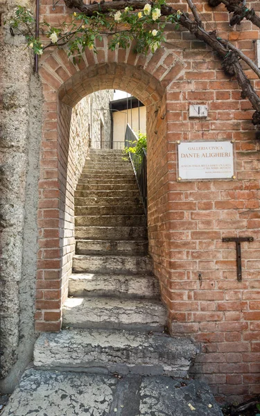 La ciudad turística de Sirmione en el lago de Garda — Foto de Stock