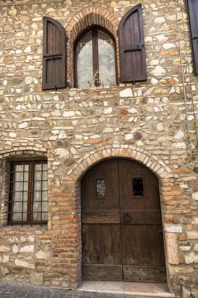 La ciudad turística de Sirmione en el lago de Garda , —  Fotos de Stock