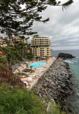 Lido oteller Funchal, Madeira Adası bölgesinde turist ile Yüzme Havuzu