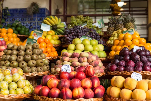 Frutas exóticas frescas no Mercado dos Lavradores. Funchal, Madeira . — Fotografia de Stock
