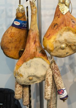  İtalyan farklı geleneksel sosis ve salam Cracow mağazasında