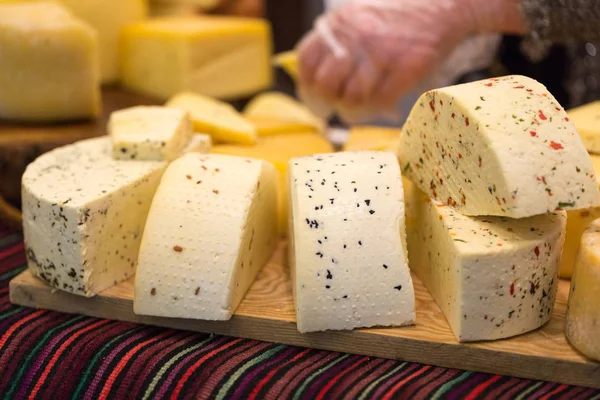 El juego del queso sobre la tabla de madera . —  Fotos de Stock