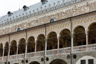  Palazzo della Ragione Padue, İtalya 'daki Piazza della Frutta' da.