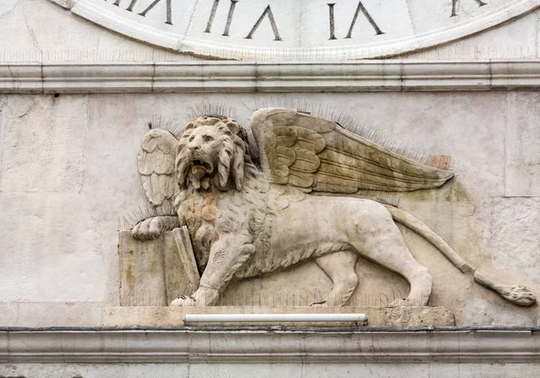 Wieża zegarowa w budynku ze średniowiecza, z widokiem na Piazza dei Signori w Padwa, Włochy. — Zdjęcie stockowe