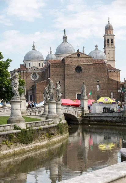 Vista su Prato della Valle e sulla Basilica di Santa Giustina. L'abbazia fu fondata nel V secolo sulla tomba di santa Giustina da Padova . — Foto Stock