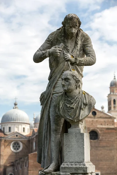 Статуя Антоніо Канова (1757 — 1822), який був італійський скульптор від Венеціанська республіка. Статуя розташований у Прато делла Валле, Падуя — стокове фото