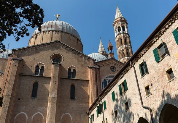 Bazilika svatého Antonína prohlížení z jeho vnitřní nádvoří. — Stock fotografie