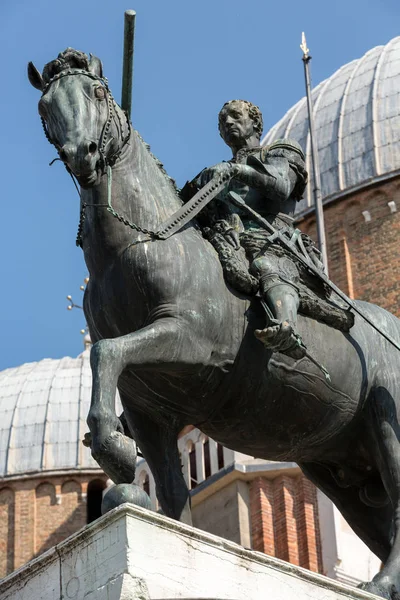 Equestrian statue of Gattamelata in Padua, Italy. — Stock Photo, Image