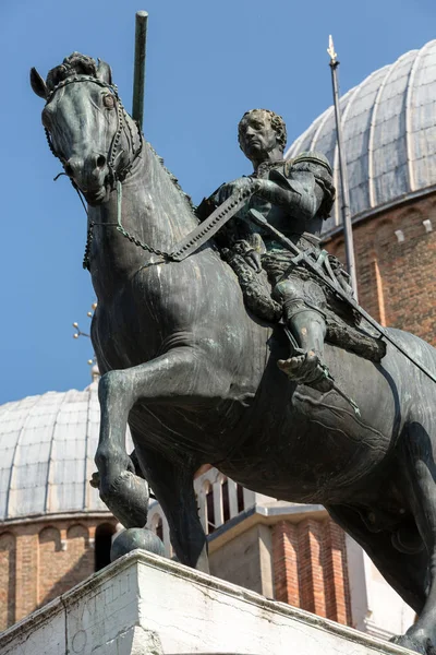 Ruiterstandbeeld van Gattamelata in Padua, Italië. — Stockfoto