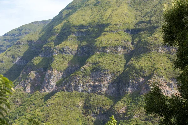 Panorama aéreo pitoresco das montanhas e colinas da floresta tropical na ilha da Madeira, Portugal — Fotografia de Stock