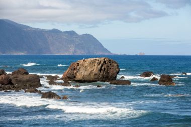 Sao Vicente bölgesindeki Madeira, Portekiz 'in kuzey kıyı şeridi manzarası 