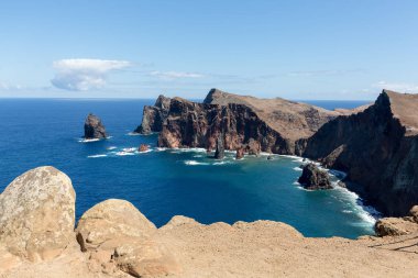Portekiz 'in Madeira şehrinin doğusundaki Ponta de Sao Lourenco' da güzel bir manzara..