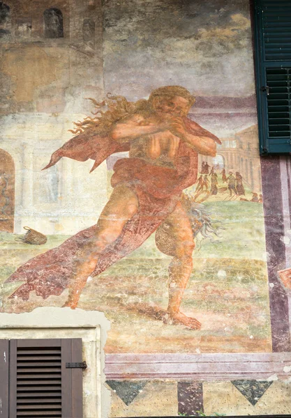 La façade de la maison Mazzanti décorée de fresques. Vérone. Italie — Photo