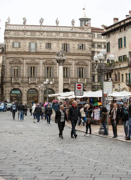 Turisti in Piazza delle Erbe nel centro storico di Verona . — Foto Stock