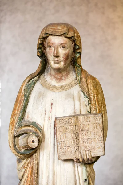 Standbeeld van vrouw in Castelvecchio Museum. Verona, Italië — Stockfoto