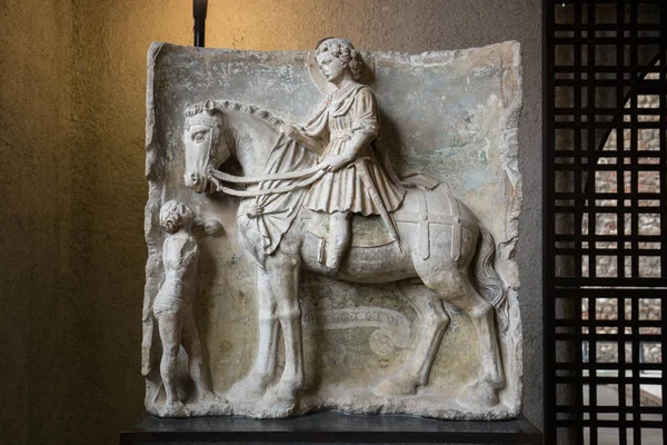 Saint-Martin en de bedelaar in Castelvecchio Museum. Verona, Italië. — Stockfoto