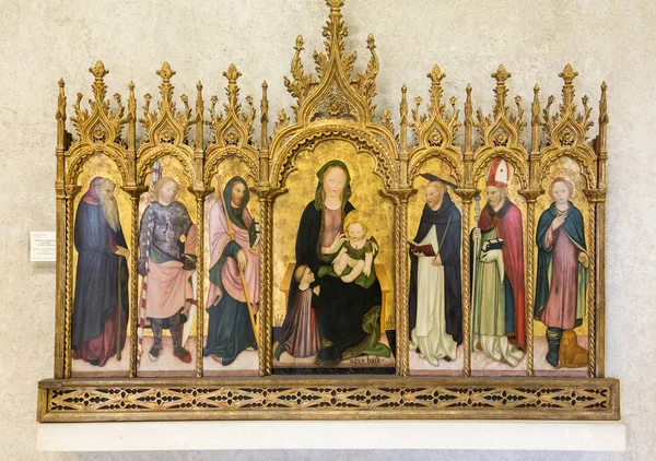 A Madonna s dítětem a svatými, známé jako The Polyptych Aquila v Castelvecchio muzea. Verona, Itálie — Stock fotografie