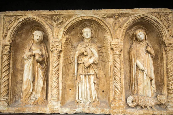 Paliotto mit dem erzengel michael und der heiligen maria magdalene und marth im museum castelvecchio. verona, italien. — Stockfoto