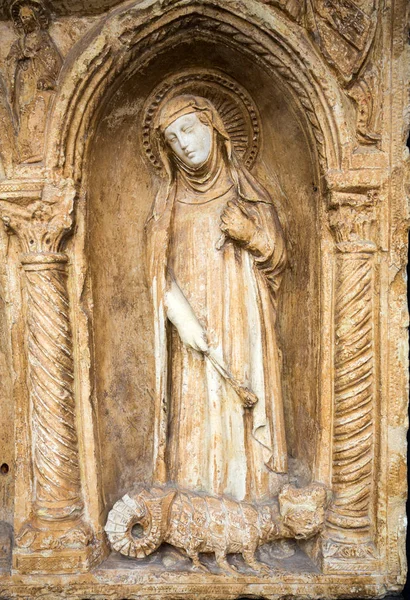 Paliotto met de aartsengel Michaël en de Heilige Mary Magdalene en Marth in Castelvecchio Museum. Verona, Italië. — Stockfoto