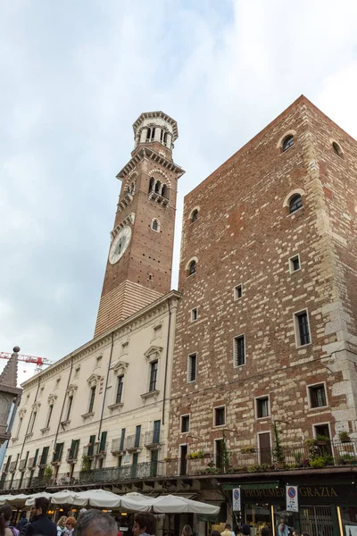 ランベルティの塔とヴェローナのパラッツォ ・ デッラ ・ ラジョーネ。イタリア. — ストック写真