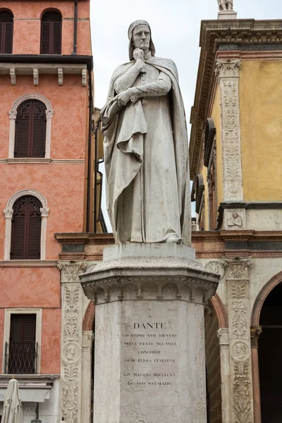 Verona 'daki Piazza dei Signori' de Dante Alighieri Heykeli. — Stok fotoğraf