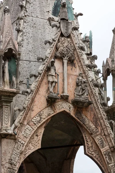 Grobowce Scaligerich, grupy pięciu pogrzebowe zabytków gotyku obchodzi rodziny Scaliger w Weronie. — Zdjęcie stockowe