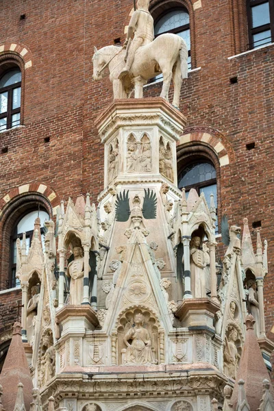 La tumba de Cansignorio, una de las cinco Tumbas Scaliger góticas, o Arche Scaligeri, en Verona . — Foto de Stock