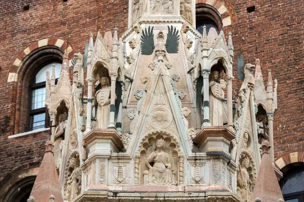 La tombe de Cansignorio, l'une des cinq tombes gothiques de Scaliger, ou Arche Scaligeri, à Vérone . — Photo