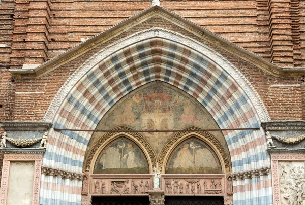 Fachada de la Iglesia de Sant 'Anastasia en Verona, Italia . —  Fotos de Stock