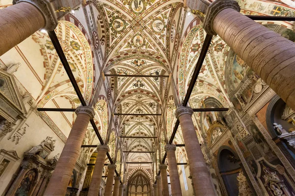 Intérieur de l'église Sant'Anastasia à Vérone, Italie. Sant'Anastasia est une église de l'Ordre dominicain à Vérone, elle a été construite en 1280-1400 . — Photo