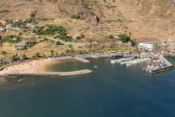 Baía de Machico na costa leste da Ilha da Madeira, Portugal . — Fotografia de Stock