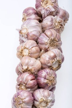 Beyaz arka plan üzerinde izole sarımsak dize.