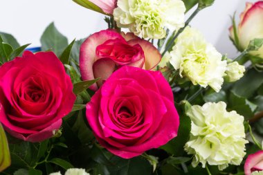 güzel buket taze kırmızı güller ve Antoryum.