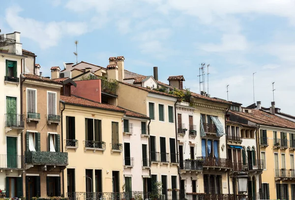 Фасады домов в историческом центре Падуи. Италия . — стоковое фото
