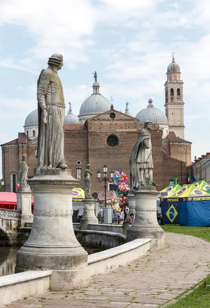 Vista su Prato della Valle e sulla Basilica di Santa Giustina. L'abbazia fu fondata nel V secolo sulla tomba di santa Giustina da Padova — Foto Stock