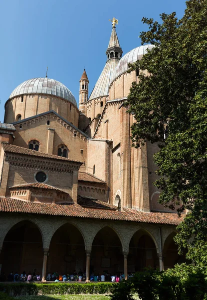 Basilika von Saint Anthony Blick von seinem Innenhof — Stockfoto