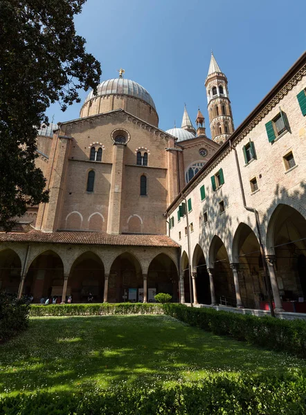 Basilica di Sant'Antonio vista dal suo cortile interno — Foto Stock