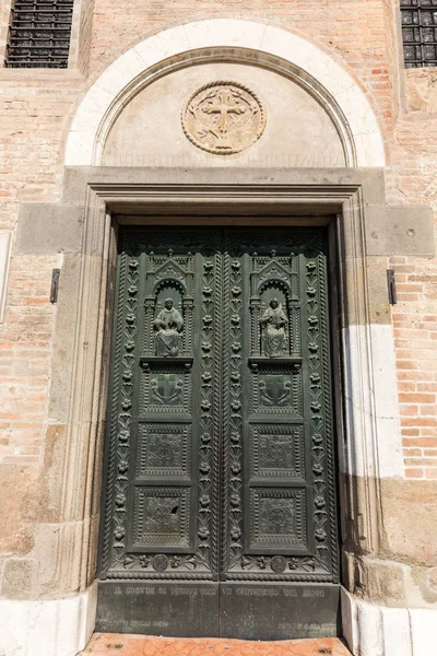 Dörren till kyrkan Basilica di Sant'Antonio i Padua, Italien. — Stockfoto