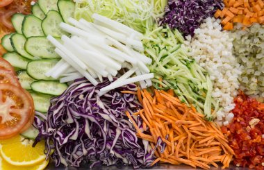 Farklı çiğ sebze diyet sağlıklı bir örnek olarak rendelenmiş.