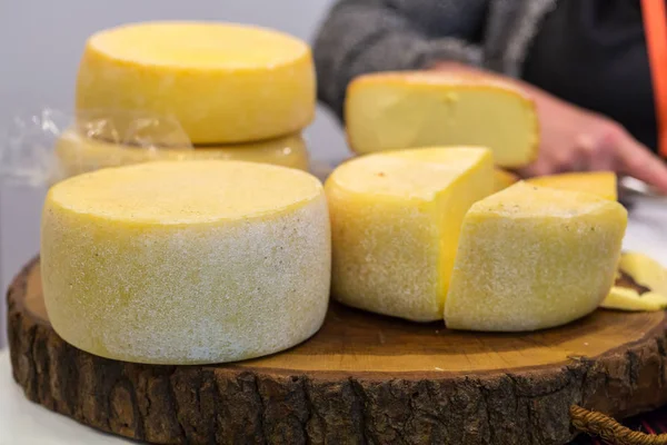 Набір сиру на дерев'яній дошці . — стокове фото