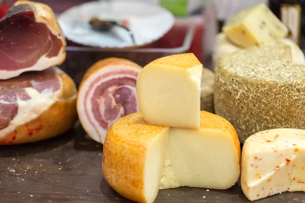 Italiano jamón y queso tradicional diferente en la tienda . — Foto de Stock