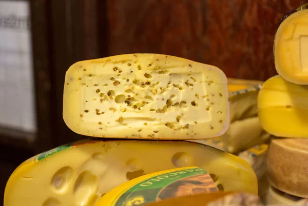Käse auf einem Holzbrett. — Stockfoto