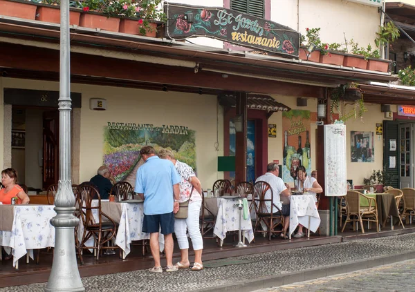 Zone velha - der älteste Bezirk, der für seine besten Restaurants und Cafés in Funchal berühmt ist. madeira, portugal. — Stockfoto