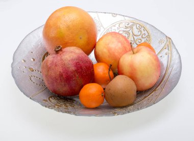 beyaz izole plaka üzerinde taze meyve karışımı.