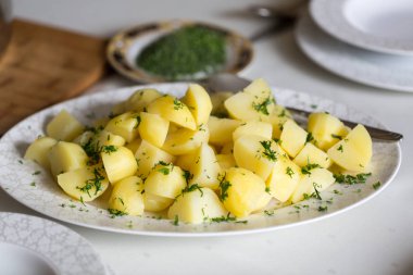 Dereotu ve maydanoz beyaz tabakta ile haşlanmış patates
