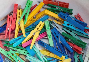 Plastik renkli clothespin kümesi.
