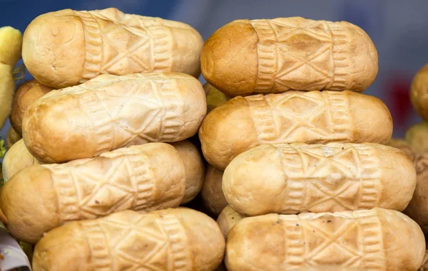 Польский традиционный копченый сыр из соленого овечьего молока под названием оскипек — стоковое фото